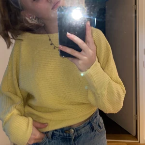 Gul stickad tröja - Fin, gul stickad tröja med väldigt rak urringning💗 från NAKD💗 använd ett fåtal gånger, säljer pågrund av att dne inte används längre💗 kunden står för frakten