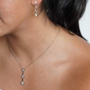 ”Diamant” halsband och örhängen. Använder sällan smycken som skimrar och glittrar så därför säljer jag detta. Säljer de för 20kr separat, båda för 30kr:) Vid frågor är det bara att höra av sig!
