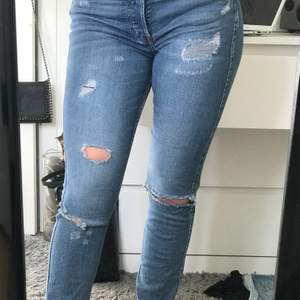 Blå slitna jeans som jag nu säljer för att jag tycker de är lite tighta på mig, jag är 168cm lång och brukar ha M i byxor. Skulle passa de som brukar vara S/M i jeans skulle jag säga. Bra skick!