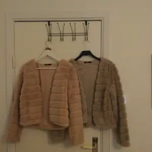 Säljer dessa två supermysiga fluff jackor, 100kr/per styck, odinarie pris ; 300kr. En i beige och en gammal rosa! knappt använda. Köpta från Gina tricot och är i storlek S 😊