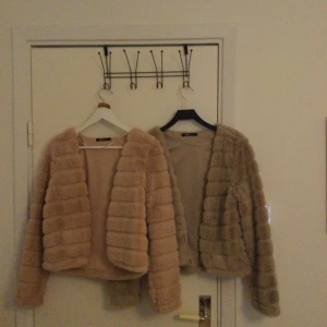 Fluff-jacka  - Säljer dessa två supermysiga fluff jackor, 100kr/per styck, odinarie pris ; 300kr. En i beige och en gammal rosa! knappt använda. Köpta från Gina tricot och är i storlek S 😊