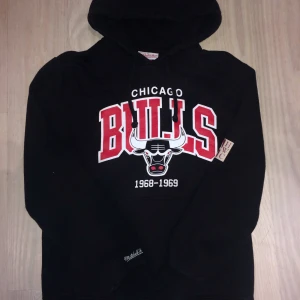 90s Chicago Bulls hoodie  - Plaget är i nyskick, trots att den är från 90 talet. Köpt på Depop för 900kr. Kommer hålla en budgivning på denna hoodie, som slutar nästa vecka (31 okt). Startpriset börjar på 50 kr✨ Buda i kommentarerna, 20 kr mellan varje bud!