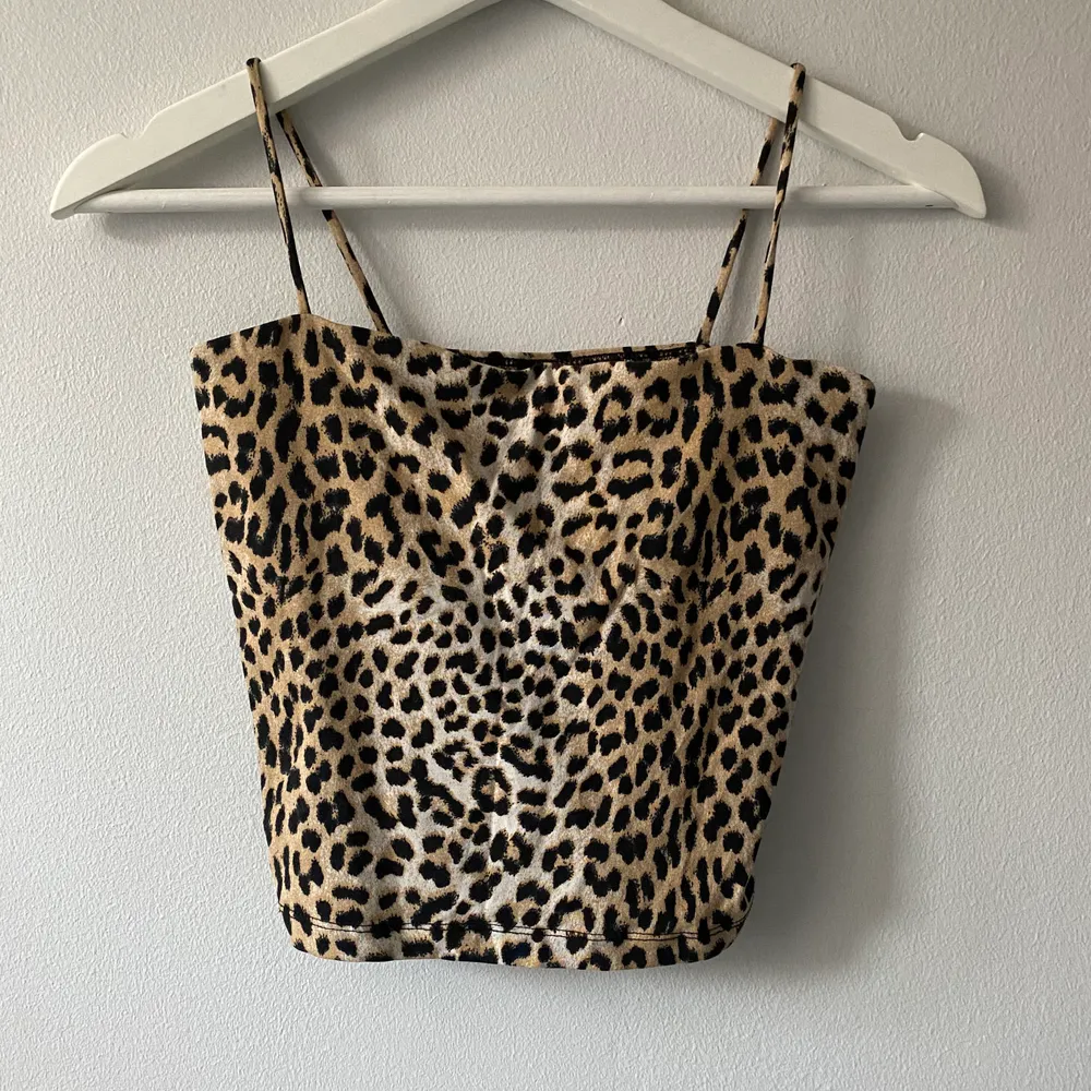 Säljer detta leopard linne från Gina Tricot. Använd fåtal gånger. 40kr +frakt✨. Toppar.