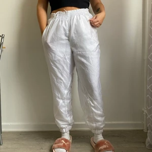 Glansiga Adidas byxor  - Glansiga Adidasbyxor! Fett fina,skiftat i typ lite pärlemo.