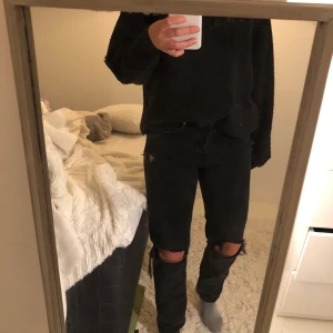 Boyfriend jeans H&M - Svarta boyfriend jeans från HM, storlek 36. Jättesköna och snygga men kommer tyvärr inte till användning:((