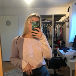 Glittrig stickad tröja  - Rosa glittrig SKÖN stickad tröja med en dragkedja som detalj vid axeln. Tröjan är i jättebra skick och ser oanvänd ut. 