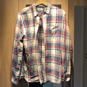 Oversized skjorta  - Oversized skjorta från tommyhilfiger i storlek L. Priset är diskuterbart
