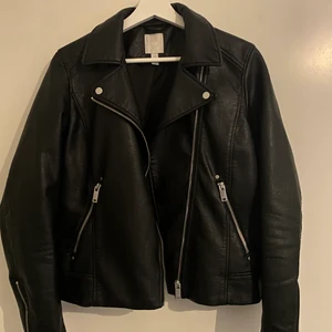 Svart skinnjacka  - Svart bikerjacka i läderimitation från H&M, använd ett fåtal gånger. 