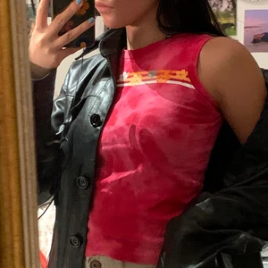 tie die topp - Gullig topp av tie die, köpte denna från plick men har tyvärr inte fått nån användning av den🥰 Perfekt skick!❤️