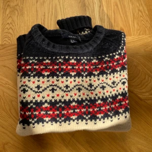 Gant stickad tröja - Mysig stickad tröja från Gant 💞 Frakt ingår i priset 💗 Tröjan är en XL men jag brukar ha small och den sitter bra, det beror på vilken passform man vill ha!                               Har använts ett antal gånger men är i bra skick!           Tveka inte på att skriva om det är något du undrar över.  Kolla min sida för liknande plagg ✨ 