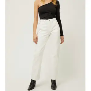 Säljer dessa slutsålda vita jeans i modellen voyage från weekday. Säljer pga att de tyvärr inte kommer till användning och knappt använda så de är i bra skick! Dessa är även slutsålda i denna storleken på hemsidan! Frakt tillkommer😇