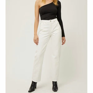 Weekday vita voyage jeans - Säljer dessa slutsålda vita jeans i modellen voyage från weekday. Säljer pga att de tyvärr inte kommer till användning och knappt använda så de är i bra skick! Dessa är även slutsålda i denna storleken på hemsidan! Frakt tillkommer😇