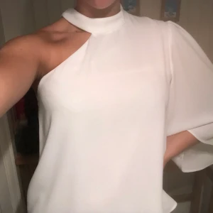 ZARA BLUS  - Enärmad zara blus i vit. Super fin, använd en gång. Inga defekter, nyskick. Strl.36. Köparen står för frakten