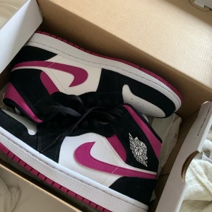 Jordan 1 Cactus Flower - Ett par SJUKT snygga Jordan 1 som aldrig är använda. Köpte dem på Zalando i slutet i Augusti och nu är de helt slutsålda överallt. Sedan dess har de legat i lådan då jag inte fått någon användning av dem. Säljer därför vidare dem, de är sjukt unika och fina. Budgivning i PM och budet ligger nu på 1600  🥰❤️ Budgivning slutar om en vecka. Eller köp direkt för 2200 och då ingår spårbar frakt 