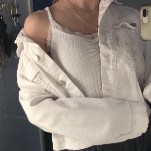 Vit jeansjacka  - Vit Jeansjacka från Zara i storlek xs