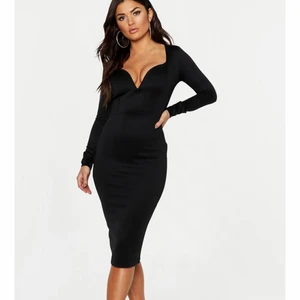 Boohoo klänning  - Svart urringad klänning från boohoo. Använd en gång. Storlek 38 men passar nog 36 också