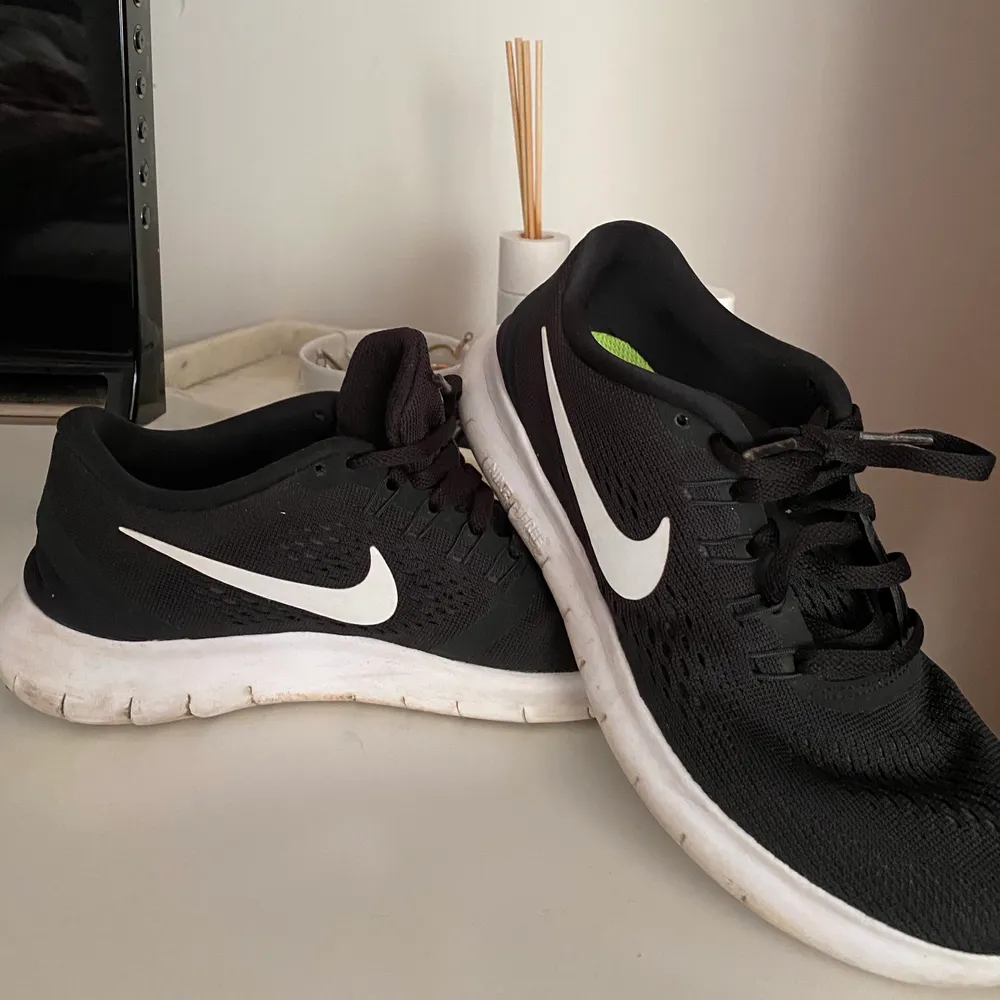 Nike free rum skor, använt cirka 4 gånger (inomhus). Skor.