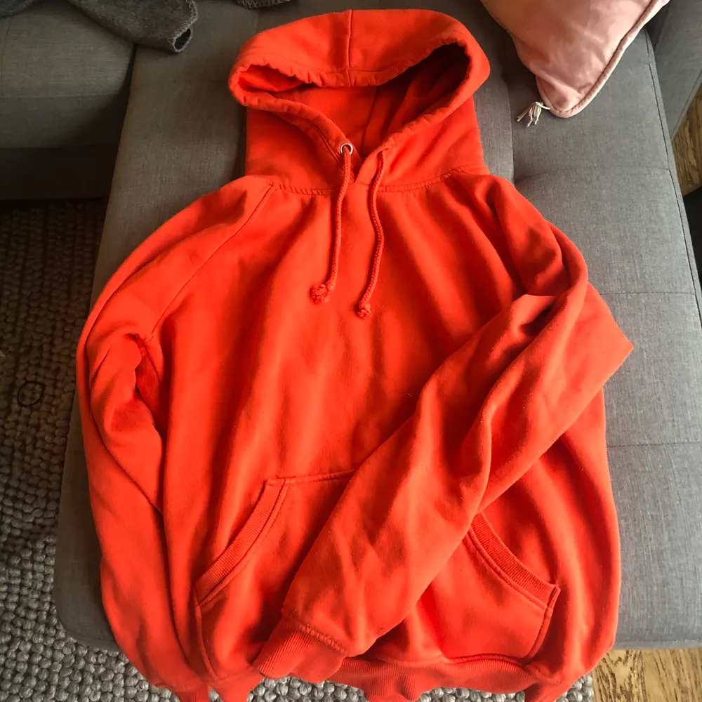 skitsnygg orange hoodie från bikbok, använd men i bra skick. Hoodies.