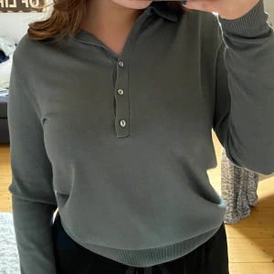 Grön pikétröja  - Mörkgrön pikétröja från h&m