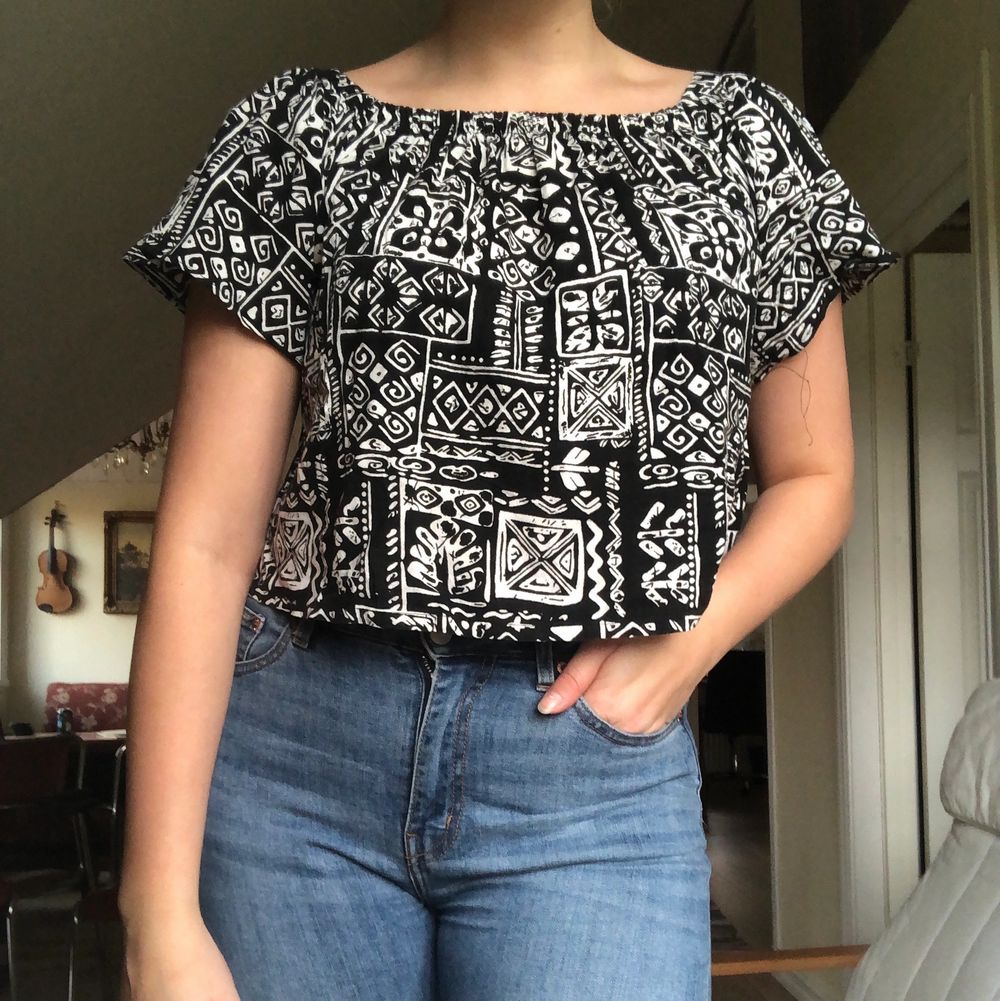 Off shoulder-topp som är snygg både nerdragen på axlarna (bild 1) och som den är (bild 2). Fint svartvitt mönster. Den är köpt på en second hand där hon som ägde butiken hade sytt lite grejer själv så den här toppen har inget märke eller storlek. Men storleksmässigt så är jag som har på mig den M men skulle säga att den definitivt passar S också. . Toppar.
