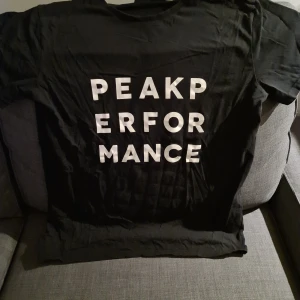 Peak Performance  - Säljer en peak T-shirt använd ca 2 gånger så den är som ny liten I storleken. OBS Dålig bild