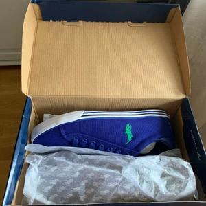 Polo ralph lauren stl 42, herr  - Helt oanvända ralph lauren skor! Storlek 42. Säljer de för fel skostorlek:( pris 299kr.                     Kontakta för mer bilder eller mer info. 