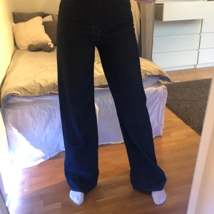 INTRESSEKOLL  - intressekoll!!! Någon som hade varit intresserad av dessa wide leg Levis jeans? Använda 1 gång och är i jättebra skik. Nypris 1 200kr (jag är 171 och de går till marken på mig men passar bra med skor på också) frakt tillkommer på 63kr. Budvigningen slutar  28/10 12.00