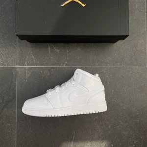 Air jordan 1 mid white - Helt nya! Följande storlekar: 36/ 36,5 /38