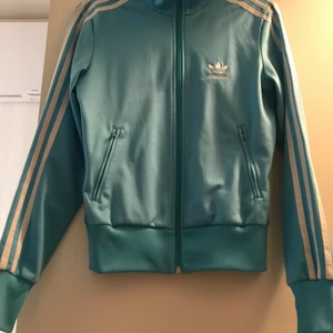 Adidas - Äkta adidas i mycket bra skick, nästan som ny!  