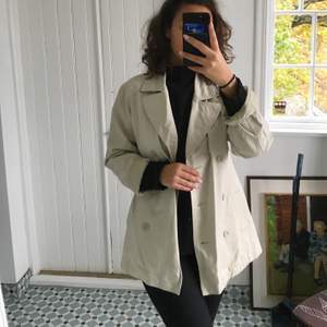 En lite oversized jacka i trench coat-material. Den är storlek 38 och är då lite oversized på mig som har storlek 36. Extra fin till vår och höst! Jag står för halva frakten :)