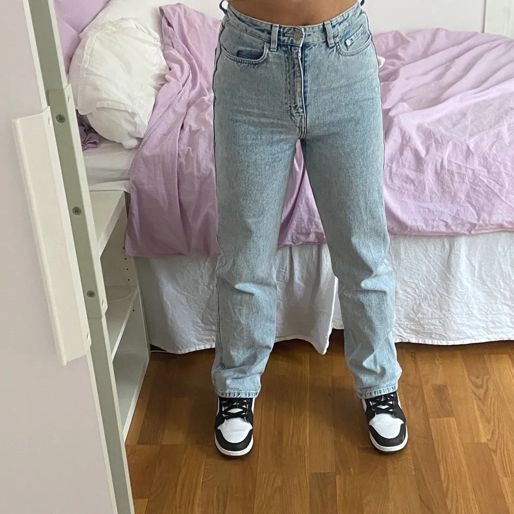 Ljusblåa jeans ifrån Weekday i modellen rowe! Strl 27/30, jag är 162cm lång. Jag står för frakten!!💖💖💖. Jeans & Byxor.