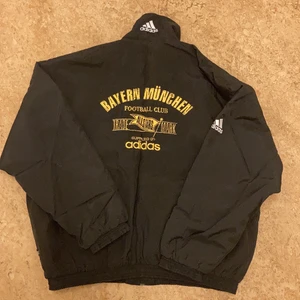 Adidas Bayern München jacka - Vintage adidas fotbolls jacka från 90 talet. 