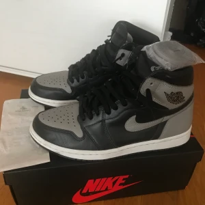 Air Jordan 1 retro high shadow - Air Jordan 1 retro high shadow storlek 41, sjukt bra cond, äkta såklart till skillnad från vissa som säljer här på Plick🙂,  BUD 2500:) Kvitto, laces och box finns. Går för 4000 på stockx