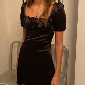 Fin klänning. - Jätte söt klänning! Säljer för den var inte var helt min stil. Väldigt stretchigt material. Buda privat! Möts upp annars står köparen för frakt 🤗💕