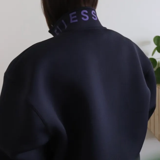 Ellesse Jacka Zip Crew. Marinblå jacka från Ellesse köpt på junkyard. Beställde den i våras men har bara kommit till användning ett tiotal gånger. Den är alltså knappt använd så i nyskick!!   Storlek 38  Nypris 450kr                                                           Kan frakta (65kr) eller mötas upp i Göteborg :). Jackor.