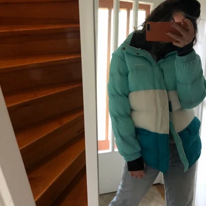 Vinterjacka - Trefärgad vinterjacka! Köptes för 1800kr för några år sen och kom aldrig till anvädning.