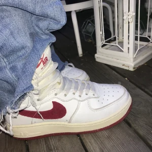 air force 1  - galet snygga höga air force 1, limited edition med special text på hälen och röd sula. jättefint skick men vintage, bara skriva om ni är intresserade ❣️❣️