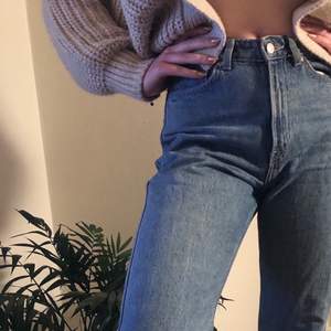 Ass sköna mörk blåa jeans från weekday! Dom är i modemen row och säljer pga inte kommer till andvänding längre