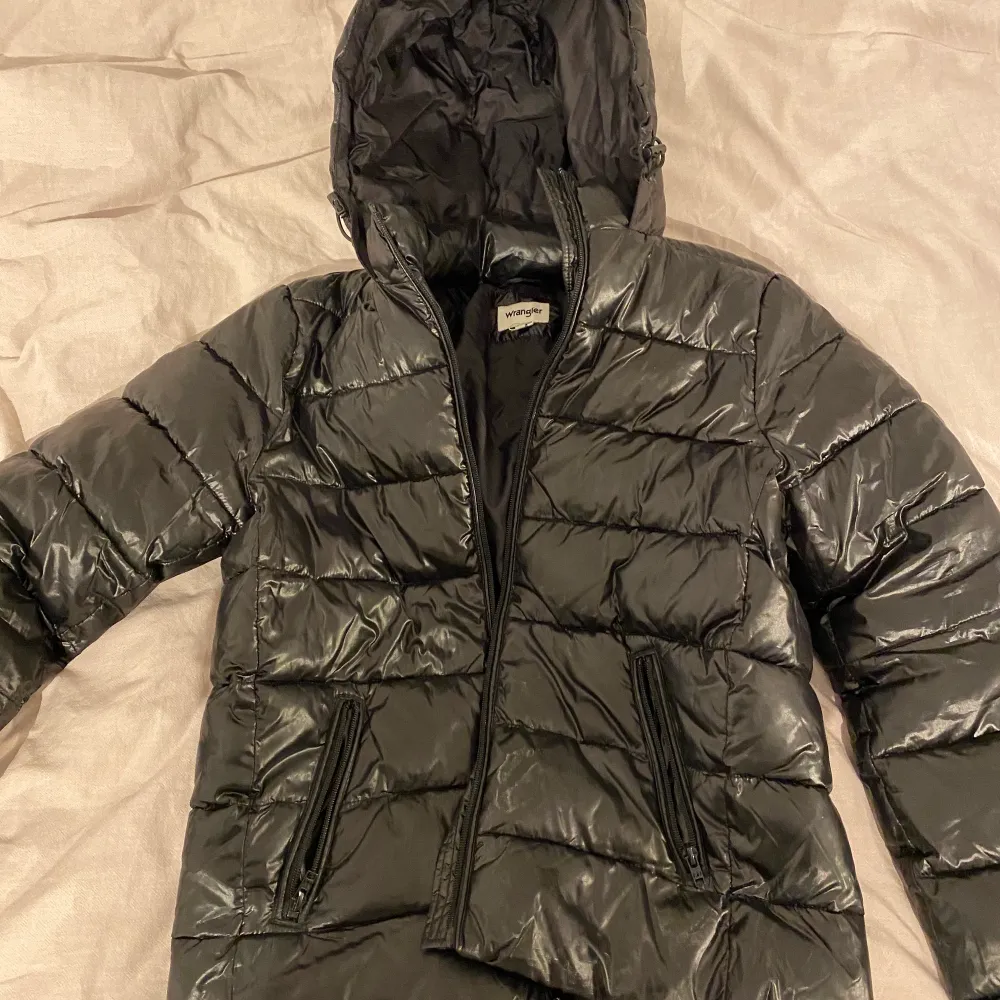 Säljer nu min oversized jacka från Wrangler i ett glansigt material 💗 jackan bara använd en vinter och nypris är 1700⚡️⚡️högsta bud 770 <3 första bilden är lånad😌. Jackor.