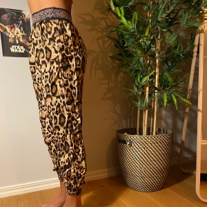 BYXOR - Finare fast sköna mjukisbyxor som har många användsområden . Köpare står för frakt💕