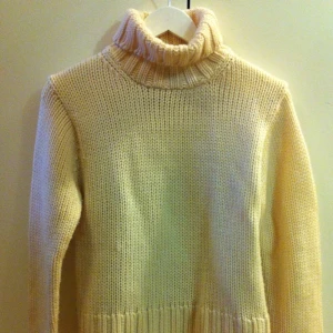  - Gräddvit tjocktröja med polokrage