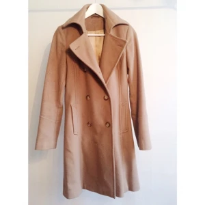  - Beige kappa från h&m. Figursydd och väldigt kvinnlig i modellen. Varm i cashmere ull. Bara använd ett fåtal gånger. 