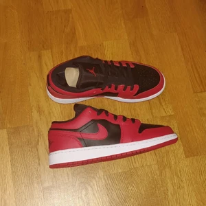 Jordan 1 Low Reverse Bred - Oanvända, äkta Jordans! Skickas snabbt och spårbart med PostNord. 