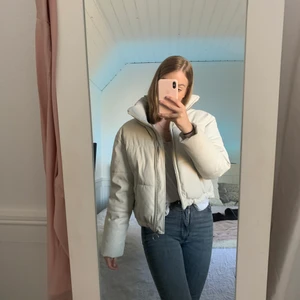 Bershka vintnerjacka storlek S - Den skönaste vinterjackan ifrån Berskha i storlek S. Säljs för att den inte kommer till användning! (Den har använts en enstaka gång). Nypris: 800kr, säljs för: 400kr. FRAKT TILLKOMMER!!!