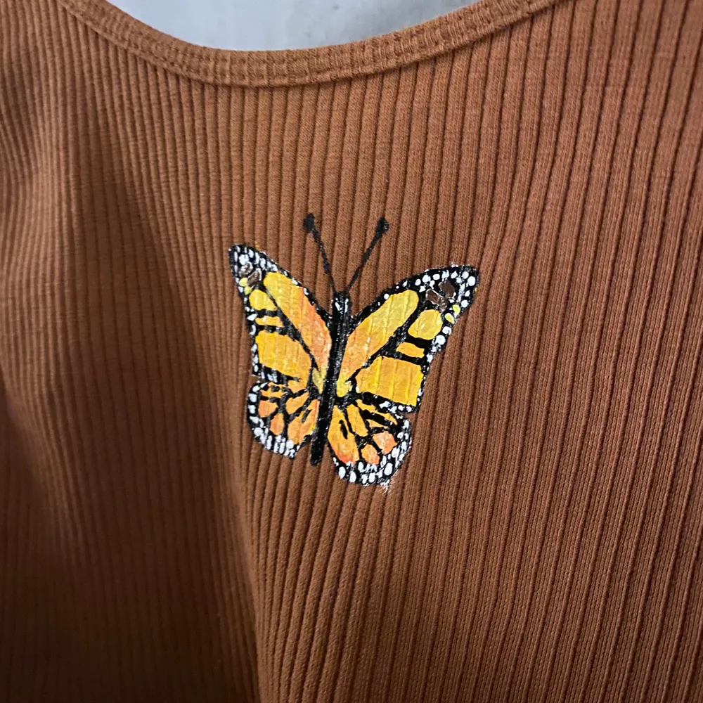 snyggt linne från Gina Tricot , som jag målat en fjäril på. Frakt ingår!💜 kolla gärna in mitt instagramkonto: @basic.me.art. Toppar.