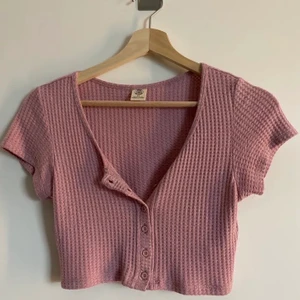 Urban outfitters tröja - (Lånad bild) en crop top med knappar i en gammalrosa färg