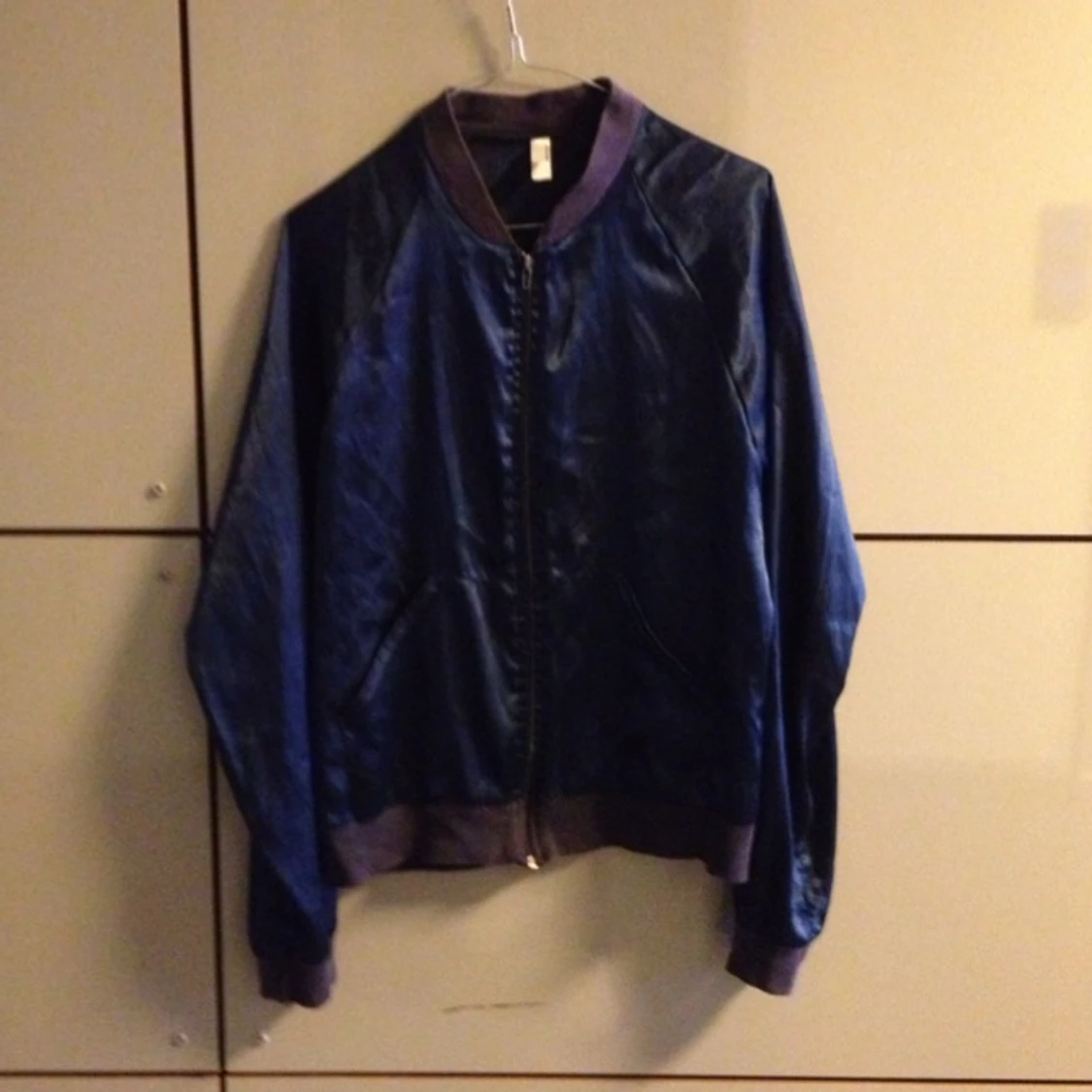 Silkes collage med ihopsydd ärm. Annars i god skick.