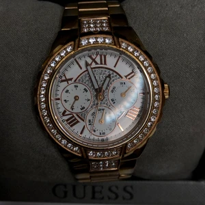Guess klocka  - Klocka från Guess, har kvitto/äkthets bevis samt extra länkar så den går att göra större 💞