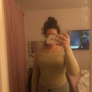 Ginatricot tröja - En beige topp från ginatricot använd ett fåtal gånger, köpte den för 200kr💕