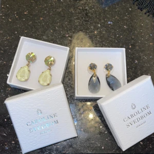 Örhängen Caroline Svedbom  - Den gråa är oanvänd och gula använd men fint skick! Paketpris: 499kr, styckpris kan ges men dyrare då! 